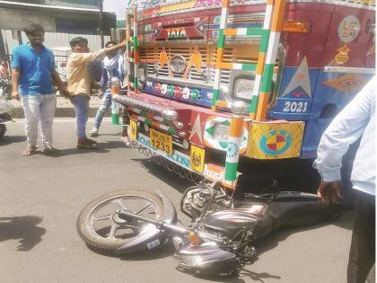 The truck hit the two-wheeler and skidded for 50 meters; Husband and wife survived as luck would have it | ट्रकने दुचाकीला धडक देऊन ५० मीटरपर्यंत फरफटले; नशीब बलवत्तर म्हणून पती-पत्नी बचावले