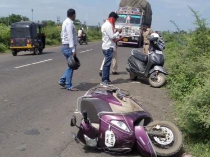 Women dies on spot in an accident near Akola | अज्ञात वाहनाने दुचाकीस्वार महिलेस चिरडले