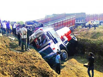 Akola: Tanker hit by truck on national highway; A serious | अकोला : राष्ट्रीय महामार्गावर ट्रकची टॅँकरला धडक; एक गंभीर 