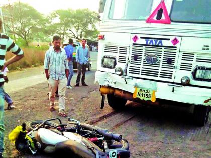 Akola: Two-and-a-half-feet tanker collapses near Bhaurad Joti; A serious | अकोला :  भौरद फाट्याजवळ टँकरची दुचाकीस धडक; एक गंभीर