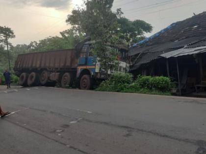 Accident: A speeding truck rammed into a house at Khandale, fortunately the family was spared | Accident: खंडाळे येथे भरधाव ट्रक घरात घुसला, सुदैवाने कुटुंबाचे प्राण वाचले