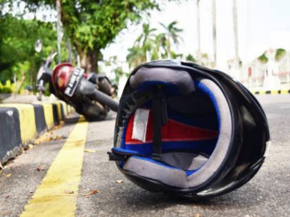 A young biker died after his speeding bike hit a divider; Accident in the Pune Municipal Corporation Bhavan area | भरधाव दुचाकी दुभाजकावर आदळून तरुणाचा मृत्यू; पुणे महापालिका भवन परिसरात अपघात
