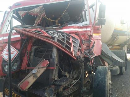 Three car accidents in the national highway; Traffic disorder | राष्ट्रीय महामार्गावर तीन वाहनांचा विचित्र अपघात; वाहतूक विस्कळीत