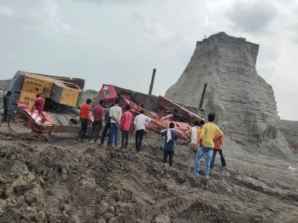 Video Accident while pulling out machine with the help of crane maharashtra beed | Video : पोकलेन मशीन क्रेनच्या सहाय्याने बाहेर काढत असताना अपघात