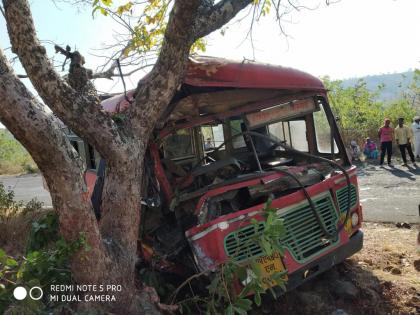 Shegaon-Kannada bus accident; 13 passengers injured | शेगाव -कन्नड बस झाडावर आदळली, १३ प्रवासी