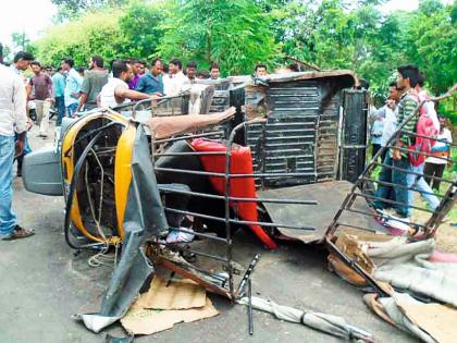 One killed, four injured in road accidents | यावल रस्त्यावर प्रवासी रिक्षा उलटल्याने एक ठार, चार जण जखमी