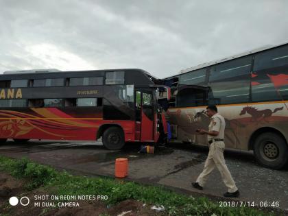 Accidents of two buses in transit | लक्झरी बसची शिवशाहीला धडक, 1 ठार 25 जखमी