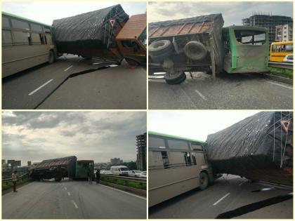 Fatal accident involving truck and PMP bus on Mumbai-Bengaluru highway; Two injured near chandani chauk | पुणे: मुंबई-बंगळुरू महामार्गावर ट्रक आणि पीएमपी बसचा भीषण अपघात; दोन जखमी