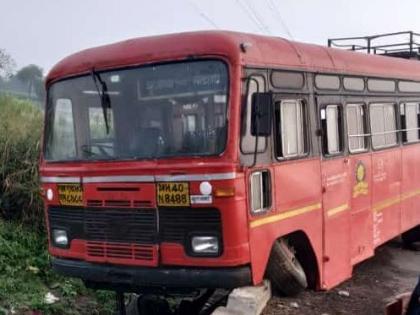 Accident due to broken steering rod; Six passengers briefly escaped | स्टेअरींग रॉड तुटल्याने बसला अपघात; सहा प्रवाशी थोडक्यात बचावले