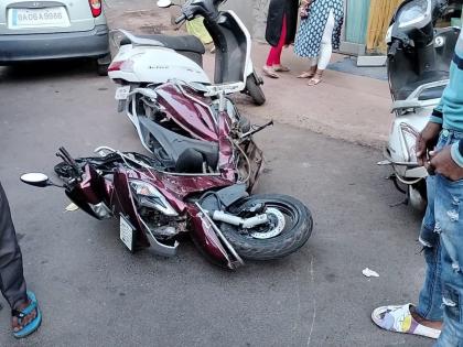 The triple seat going bike fell under the bus both of them met an unfortunate end | ‘ट्रीपल सीट’ जाणारी दुचाकी बसखाली आली, दोघांचा दुर्देवी अंत