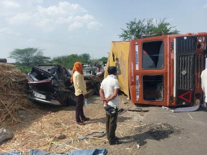 Speeding container hits two cars; Three devotees die | भरधाव कंटेनरने दोन कारला उडविले; पुण्यातील तीन भाविकांचा मृत्यू Speeding container hits two cars; Three devotees die | भरधाव कंटेनरने दोन कारला उडविले; पुण्यातील तीन भाविकांचा मृत्यू