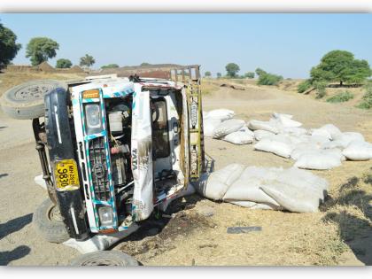 vehicle collapses in river basin; Four people escaped |  हातरुण येथील मोर्णा नदीपात्रात कडबा कुट्टीचे वाहन कोसळले; चार जण बचावले