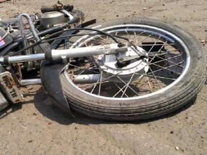 The couple, who were going to the Vastushanti program, were hit by a truck; Husband killed on the spot | वास्तुशांतीच्या कार्यक्रमास जाणाऱ्या पती-पत्नीस ट्रकने उडवले; पती जागीच ठार The couple, who were going to the Vastushanti program, were hit by a truck; Husband killed on the spot | वास्तुशांतीच्या कार्यक्रमास जाणाऱ्या पती-पत्नीस ट्रकने उडवले; पती जागीच ठार