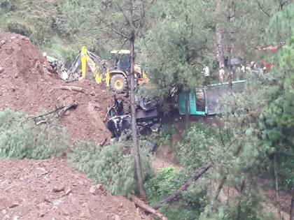 Landslide in Himachal Pradesh: Many people have been killed due to the collapse of two buses | हिमाचल प्रदेशात भूस्खलन : दोन बस गाडल्या गेल्याने अनेक जण ठार झाल्याची भीती