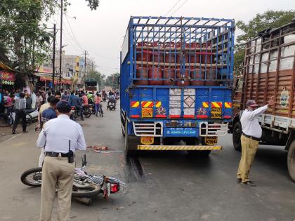 Truck-motorcycle accident; Women serious | ट्रक-मोटारसायकल अपघात ; महिला गंभीर