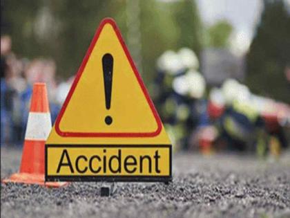 Solapur Accident Five passengers after rickshaw hit Eicher | आयशरला रिक्षा धडकल्यानं पाच प्रवासी; ट्रॅव्हल्सनं रिक्षाला कट मारल्याने दोघे गंभीर