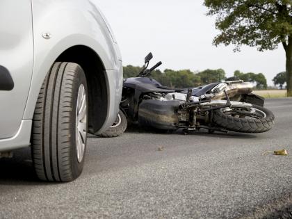 Heartbreaking A speeding car hit a two-wheeler in Jalgaon Two children and mother were killed | हृदयद्रावक! जळगावमध्ये भरधाव कारने दुचाकीला दिली धडक; आईसह दोन मुले ठार