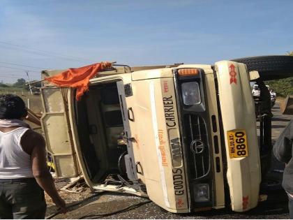 accident near to shahagad of devotees who are going to Pandharpur; 25 pilgrims injured | पंढरपूरला दर्शनसाठी जाणाऱ्या भाविकांचा टेम्पो शहागडजवळ उलटला; २५  भाविक जखमी  