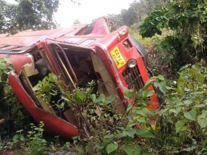 ST bus accident in Gharpi Ghat! Passengers with students injured | घारपी घाटात एसटी बसला अपघात !, विद्यार्थ्यांसह प्रवासी जखमी