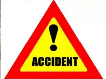 A speeding car collided with a rickshaw on the Pune Bangalore National Highway, Three seriously injured | Accident: रिक्षा आडवी आल्याने भरधाव कारची रिक्षाला धडक, तिघे गंभीर जखमी