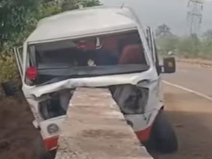 Accident to traveler in khed; Ten people injured | Ratnagiri: चालकाचे नियंत्रण सुटल्याने ट्रॅव्हलरची कठड्याला धडक, दहा जण जखमी; खेडनजीक अपघात