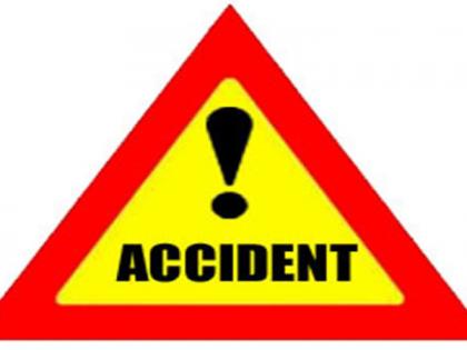  Four injured in road mishap, six injured in road mishap | गरजुंना जेवणाची पाकिटे घेऊन जाणाऱ्या चारचाकी वाहनाला अपघात, सहा जखमी