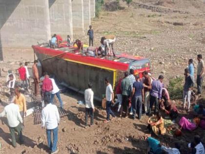 The bus broke the bank of the bridge and fell into the river 50 feet; 22 killed in over speeding | पुलाचा कठडा तोडून ५० फूट नदीत कोसळली बस; अतिवेगाने २२ ठार;मध्य प्रदेशातील इंदूरजवळील भीषण दुर्घटना