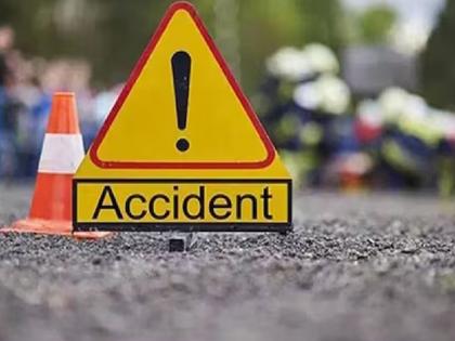 Man tries to carry bike between two trucks, dies | दोन ट्रकच्या मधून दुचाकी नेणे बेतले जिवावर Man tries to carry bike between two trucks, dies | दोन ट्रकच्या मधून दुचाकी नेणे बेतले जिवावर