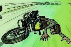 The young man was killed when his bike collided with a divider | दुभाजकावर दुचाकी आदळून तरुण ठार