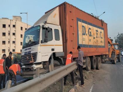 Another accident on Pune's Navale Bridge; Damage to 2 four wheelers in collision with container | पुण्याच्या नवले पुलावर पुन्हा अपघात; कंटेनरच्या धडकेत २ चारचाकींचे नुकसान