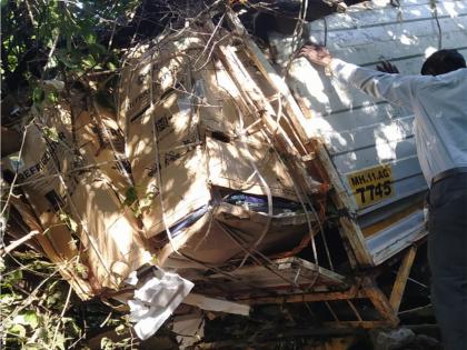 On Mahabaleshwar Tapola road a tempo fell into a 200 feet ravine three injured | महाबळेश्वर-तापोळा रस्त्यावर टेम्पो २०० फूट दरीत कोसळला, तीन जखमी