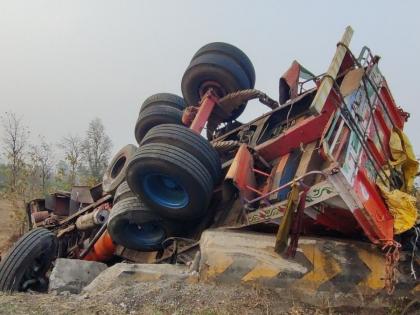 Nashik: Cargo truck overturned at Kotambi Ghat | Nashik: कोटंबी घाटात मालवाहू ट्रक उलटला