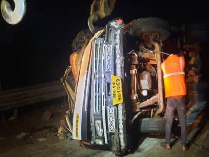 A terrible accident on the Mumbai-Pune highway, after hitting a tempo, the bus fell into a 20 feet deep pit | मुंबई-पुणे महामार्गावर भीषण अपघात, टेम्पोच्या धडकेनंतर बस २० फूट खोल खड्ड्यात कोसळली!