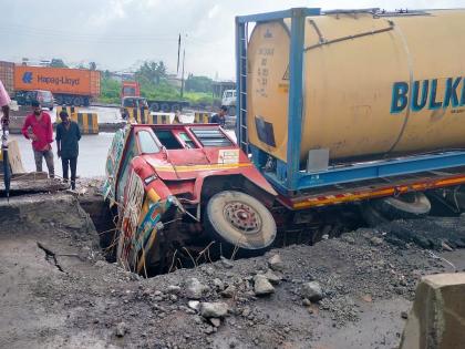 Raigad: A container fell into a pit dug for concreting a road, luckily no casualties | Raigad: रस्त्यावर काँक्रीटीकरणासाठी खोदलेल्या खड्डयात कंटेनर कोसळला, सुदैवाने जीवितहानी नाही 