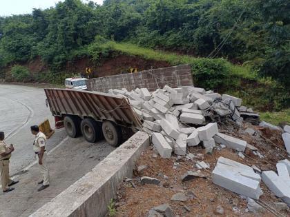 Accident: Accident in Mhasla Ghonse Ghat; Two dead, three injured | Accident: म्हसळा घोणसे घाटात अपघात; दोन जणांचा मृत्यू, तीन जखमी