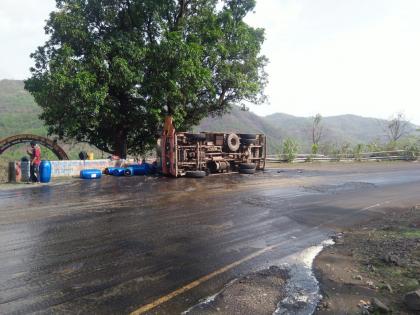 A truck carrying drums overturned in Kashedi Ghat; Driver injured | कशेडी घाटात ड्रम नेणारा ट्रक उलटला; चालक जखमी