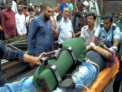 Nashik Fire Brigade: Lives to the young man buried under a weight of eight kg | नाशिक अग्निशामक दल : आठशे किलो काचेच्या वजनाखाली दबलेल्या तरुणाला जीवदान