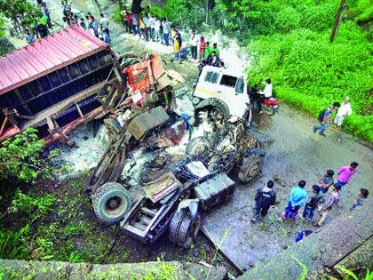 Four vehicles collided with Mumbai-Pune expressway | मुंबई-पुणे एक्स्प्रेस-वेवर चार वाहनांची धडक