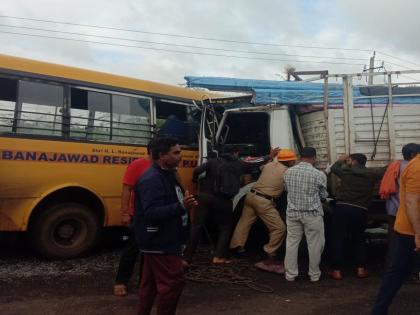 Accident News: Tempo collides head-on with college bus; 2 died on the spot; 20 students seriously injured | Accident News: काॅलेजबसला टेंपोची समोरासमोर धडक; २ जणांचा जागीच मृत्यू; २० विद्यार्थी गंभीर जखमी