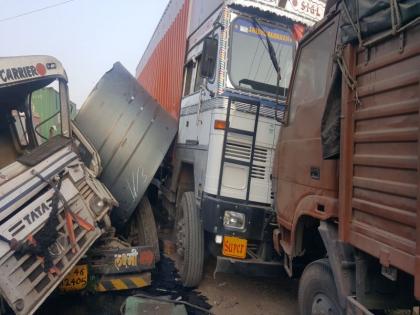 Pune: trailer collapses on two vehicles,Heavy traffic in the area | पुणे : अवजड ट्रेलर दोन वाहनांवर आदळून अपघात, परिसरात वाहतूक कोंडी