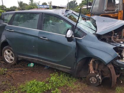 six dead and two injured in road accident near satara | साताऱ्यात भीषण अपघात; एकाच कुटुंबातील सहा जणांचा मृत्यू, 2 जण जखमी