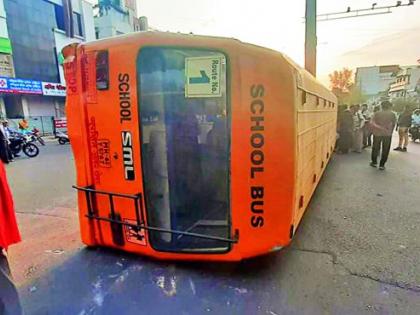 Speedy bus hit school bus in Nagpur | नागपुरात भरधाव बसची स्कूल बसला धडक : भीषण अपघात टळला