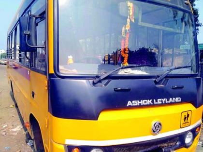 School bus over turned; 15 students injured | स्कूलबस उलटली; १५ विद्यार्थिनी जखमी