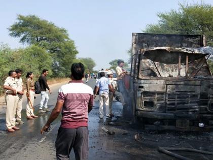 Accident on Aurangabad-Nagpur road; The truck was torched by angry mob | औरंगाबाद-नागपूर मार्गावर ट्रकने मुलास चिरडले; संतप्त जमावाने ट्रक पेटविला