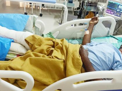 Shravan Sarpanch seriously injured in Bhardhaw dumper collision | भरधाव डंपरच्या धडकेत श्रावण सरपंच गंभीर जखमी