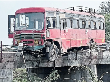 The steering jammed and the bus climbed over the bank of the bridge over the Terna river | स्टेअरिंग जॅम झाले अन् बस पुलाच्या कठड्यावर चढली; प्रवाशांनी डोळ्यासमोर मृत्यू पाहिला