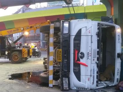 Thane: Cement mixer truck overturns in Thane; After the accident, the driver fled, the traffic was also disrupted | Thane: ठाण्यात सिमेंट मिक्सर ट्रक उलटला; अपघातानंतर वाहनचालकाचे पलायन, वाहतूकीलाही खाेळंबा