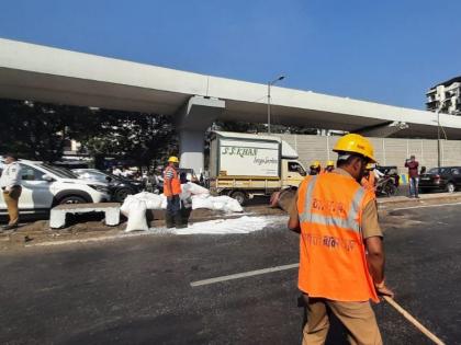 Accident: Tempo reversed on Eastern Express Highway | Accident: ईस्टर्न एक्सप्रेस हायवेवर टेम्पो पलटला