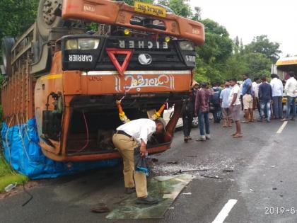 The couple survived a stunning rescue of a tampo-car in Chervelley | चरवेलीत टेम्पो-कार धडकेत दापत्य आश्चर्यकारक बचावले