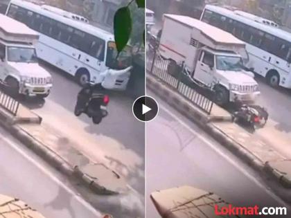 Man flew into the air with Scooty in deadly collision see what happen next | डिव्हाडरला धडकून हवेत उडाली व्यक्ती, थेट पिकअप ट्रकच्या बोनटवर पडली आणि...